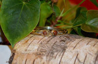 Load image into Gallery viewer, Messing Armreif golden braun Sandstein rund acht Zopfrand nickelfrei verstellbar antik Tribal
