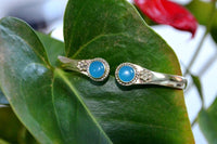 Load image into Gallery viewer, Messing Armreif golden Chalcedon hell rund Blume Zopfrand nickelfrei verstellbar antik Tribal Brass
