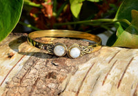 Load image into Gallery viewer, Messing Armreif golden Mondstein rund acht Zopfrand nickelfrei verstellbar antik Tribal Schmuck
