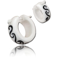 Cargar imagen en el visor de la galería, Bone Pin-Ohrringe handbemalt Spiralen Muster weiß Pin-Creolen Holz Horn Pin schwarz 14 mm
