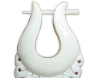Cargar imagen en el visor de la galería, Bone Pin Creolen 63mm weiß Knochen Ohrringe Handarbeit verzierte Träne Schmuck
