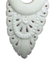 Cargar imagen en el visor de la galería, Bone Pin Creolen 63mm weiß Knochen Ohrringe Handarbeit verzierte Träne Schmuck
