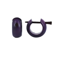 Cargar imagen en el visor de la galería, Holzcreolen, lilafarbene Holzcreolen, handgeschnitzt aus gefärbtem Holz, 7mm breit, Pin-Ohrringe
