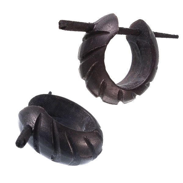 Horn Pin-Ohrringe 14 mm schwarz diagonal Rillen Creolen Holz Pin handgeschnitzt