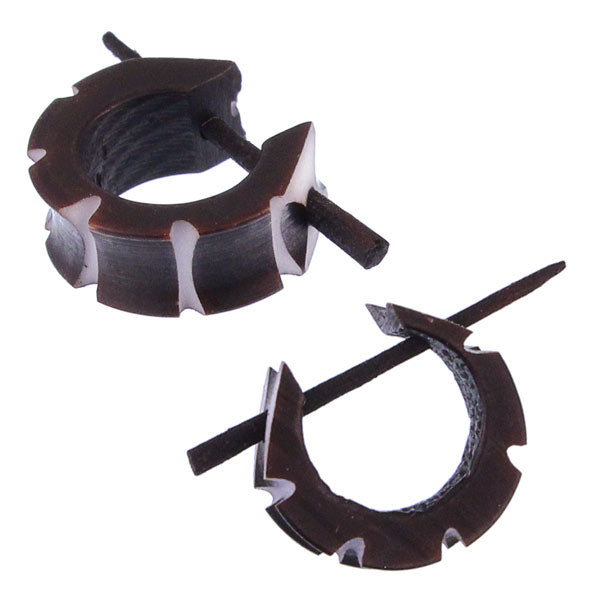 Horn Pin-Ohrringe Rinne schwarz 14 mm Kerben weiß Creolen Holz Pin handgeschnitzt