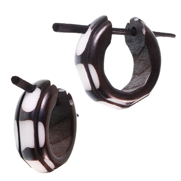 Horn Pin-Ohrringe schwarz 14 mm Flecken weiß Rillen Creolen Holz Pin handgeschnitzt