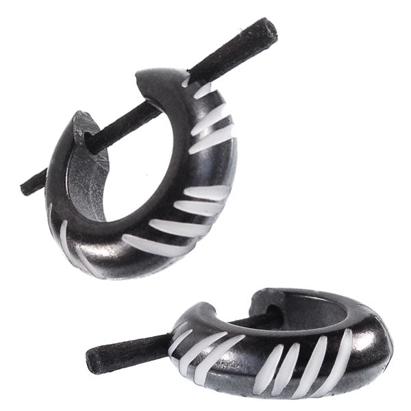 Horn Pin-Ohrringe schwarz 14 mm weiß dreimal vier Kerben Creolen Holz Pin handgeschnitzt