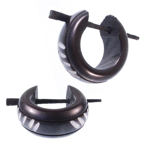 Horn Pin-Ohrringe schwarz 14 mm weiß diagonal Linien Mitte frei Creolen Holz Pin handgeschnitzt