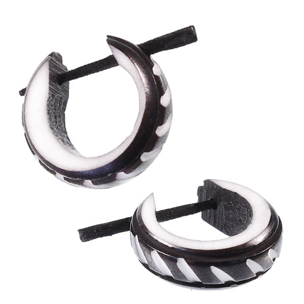 Horn Pin-Ohrringe schwarz 14 mm weiß diagonal Linien Seite Creolen Holz Pin handgeschnitzt