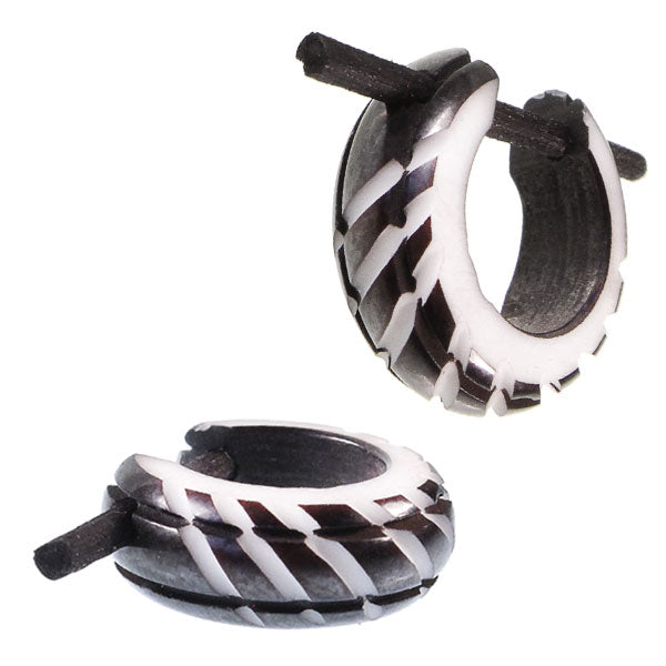 Horn Pin-Ohrringe schwarz weiß Diagonalen Rillen Seite 14 mm Creolen Holz Pin handgeschnitzt