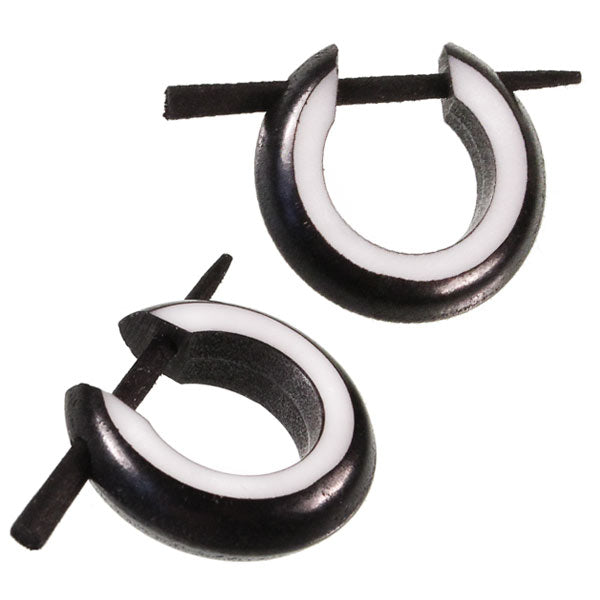 Horn Pin-Ohrringe schwarz weiß Kante Seiten 14 mm Creolen Holz Pin handgeschnitzt