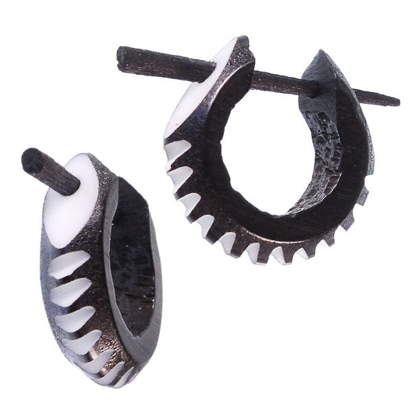 Horn Pin-Ohrringe schwarz 14 mm tief Kerben weiß flach Creolen Holz Pin handgeschnitzt