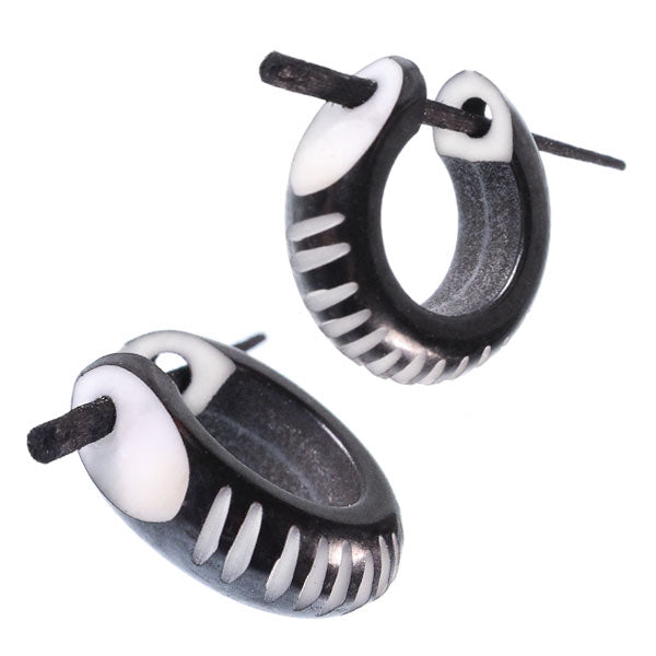 Horn Pin-Ohrringe schwarz 14 mm eng Kerben weiß flach Creolen Holz Pin handgeschnitzt