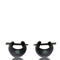Load image into Gallery viewer, Holz Pin Ohrringe Creolen breit schwarz raue Oberfläche Rillen 16 mm
