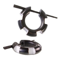 Load image into Gallery viewer, Horn Pin-Ohrringe schwarz 14 mm Kerben breit weiß Creolen Holz Pin handgeschnitzt
