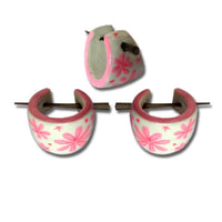 Cargar imagen en el visor de la galería, Holzcreolen rosa weiß Pin-Ohrringe Pin-Creolen Blumen Holz Horn Pin handbemalt 16 mm
