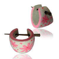 Cargar imagen en el visor de la galería, Holzcreolen rosa weiß Pin-Ohrringe Pin-Creolen Blumen Holz Horn Pin handbemalt 16 mm
