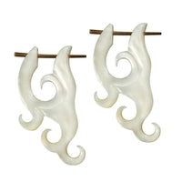 Cargar imagen en el visor de la galería, Pin Creolen Perlmutt Muschel Horn handgeschnitzt Ohrringe weiß gelb Ornamente
