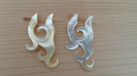 Cargar imagen en el visor de la galería, Pin Creolen Perlmutt Muschel Horn handgeschnitzt Ohrringe weiß gelb Ornamente
