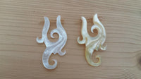 Cargar imagen en el visor de la galería, Pin Creolen Perlmutt Muschel Horn handgeschnitzt Ohrringe weiß gelb Ornamente
