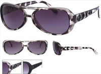 Cargar imagen en el visor de la galería, The Sonnenbrille Unisex Brille dunkel getönt 400 UV Punkte Ausstanzung features black and gray marbling, dark lenses with UV 400 protection, and arms with circular cut-out holes. Images show front, side, angled views, plus close-up details.
