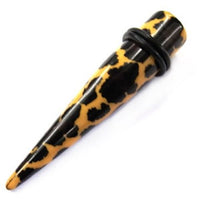 Load image into Gallery viewer, Der Leoparden Piercing Expander Dehnungsstab Straight Dehnstab Unisex Tunnel Plug Ohrstecker in Gelb ist der ideale Ohr Expander für trendiges Stretching, mit auffälligem Leopardenmuster und praktischem Gummiring.
