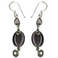 Cargar imagen en el visor de la galería, Katzenaugen-Ohrringe, Ohrhänger mit ovalförmigem grau-gefärbtem Katzenauge und Bügel aus Sterling Silber 925

