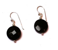 Cargar imagen en el visor de la galería, A pair of Ohrringe Silberohrringe Onyx 925er Sterling Silber Damen Ohrhänger in Schwarz mit facettierten Scheiben und einfachen Haken, präsentiert vor weißem Hintergrund.
