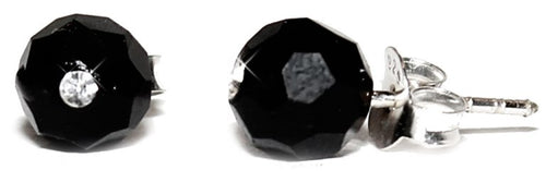 A pair of Ohrstecker Onyx schwarz facettiert mit weißem Glitzerstein aus 925er Sterling Silber, präsentiert vor weißem Hintergrund.