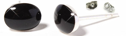 A pair of Ohrstecker Onyx schwarz oval, featuring polished black stones set in 925er Sterling Silber with butterfly backs. These elegante Steinohrstecker shine against a white background.