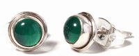 Load image into Gallery viewer, Silberohrstecker rund Rand gewölbt aus 925er Sterling Silber, besetzt mit glänzend grüner Jade – elegante Damen Schmuckstücke, die zeitlose Schönheit auf weißem Hintergrund zeigen.
