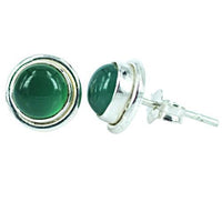 Load image into Gallery viewer, Silberohrstecker rund Rand gewölbt Grün Jade Ohrstecker aus 925er Sterling Silber präsentieren glänzende, runde grüne Steine in schlichten, kreisförmigen Fassungen – eleganter Damenschmuck, gezeigt von vorn und seitlich.
