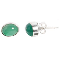 Cargar imagen en el visor de la galería, A pair of Silberohrstecker oval Ohrringe für Damen aus 925er Sterling Silber, mit glattem, grünem Edelstein. Einer von vorn und einer seitlich gezeigt, sichtbar sind der Stecker und der Butterfly-Verschluss.
