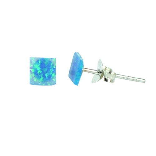 A pair of Opal Ohrstecker Quadrat flach blau grün schillernd Stein aus 925er Sterling Silber, mit leuchtenden quadratischen Opalen, präsentiert vor weißem Hintergrund.