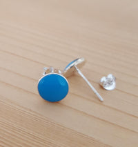 Cargar imagen en el visor de la galería, Ohrstecker, Türkis, flach rund, 4 mm Ø, in massivem Silber eingefasst, 925er Sterlingsilber-Stift
