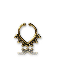 Cargar imagen en el visor de la galería, Septum Fake Piercing Nasenringe Tropfen Dreiecke Messing antik goldfarben
