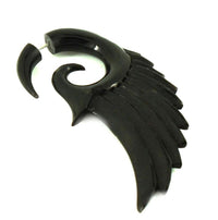 Cargar imagen en el visor de la galería, The Fake Piercing Horn schwarz Flügel Spirale Expander Ohrstecker handgeschnitzt features a black, wing-shaped design with a spiral top and feather-like layers, shown in two pieces to display its opening and closing mechanism.
