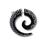 Cargar imagen en el visor de la galería, Tribal Horn Fake Piercing Celtic Spirale schwarz weiß eckig 6 mm Edelstahl Ohrring Organic
