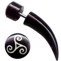 Cargar imagen en el visor de la galería, Buffalo Horn Fake Piercing, leicht gebogener Spike, schwarz mit weißem Muster, Ohrhänger, Ohrstecker, Ohrring
