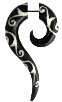 Cargar imagen en el visor de la galería, Tribal Horn Fake Piercing schwarz Spirale weiß spiralig Muster Fragezeichen Buffalo 6 mm Edelstahl
