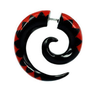 Cargar imagen en el visor de la galería, Fake Piercing Buffalo Horn Spirale schwarz rot Muster Expander Plug Ohrstecker 6 mm Edelstahl
