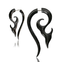Cargar imagen en el visor de la galería, Tribal Horn Fake Piercing Tattoo Spirale schwarz 6 mm Edelstahl Ohrstecker Ohrring Ohrhänger
