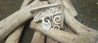 Load image into Gallery viewer, Fake Ohr Piercing Schwan Bone Knochen Edelstahl weiß Spirale Dehner Ohrstecker
