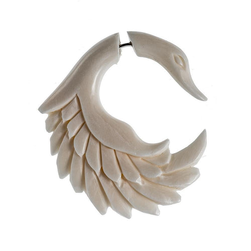 A white spiral ear stud shaped like a swan with layered feathers and a curved neck, designed in stainless steel—ideal as the Fake Ohr Piercing Bone Knochen Edelstahl weiß Spiralen Dehner Ohrstecker Ohrring.