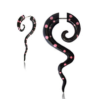 Load image into Gallery viewer, Fake Piercing, Horn Spirale mit langgezogener Spitze, schwarz mit pinken Punkten, Expander, Ohrhänger, Ohrstecker, Ohrring
