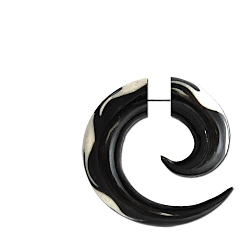 Fake Piercing, Horn Flammen Spirale, schwarz mit weißen Flammen-Inlay, Expander, Ohrhänger, Ohrstecker, Ohrring