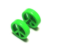 Load image into Gallery viewer, Fake Piercing Plug Tunnel Ohrstecker Unisex Kunststoff grün Peace Zeichen Schmuck

