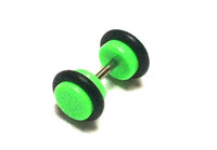 Load image into Gallery viewer, Fake Piercing Plug Tunnel Ohrstecker Unisex Kunststoff grün Scheibe Schmuck Gummiring
