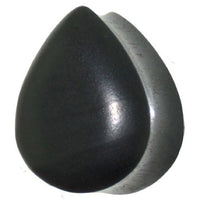 Load image into Gallery viewer, A polished, teardrop-shaped black Holzplug aus handgeschnitztem Eisenholz, inspiriert vom Tribal Stil, präsentiert sich als Tunnel Ohrstecker Expander vor schlicht weißem Hintergrund.
