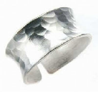 Load image into Gallery viewer, Silberring 10mm gehämmert gewölbt Schuppen offen Ring
